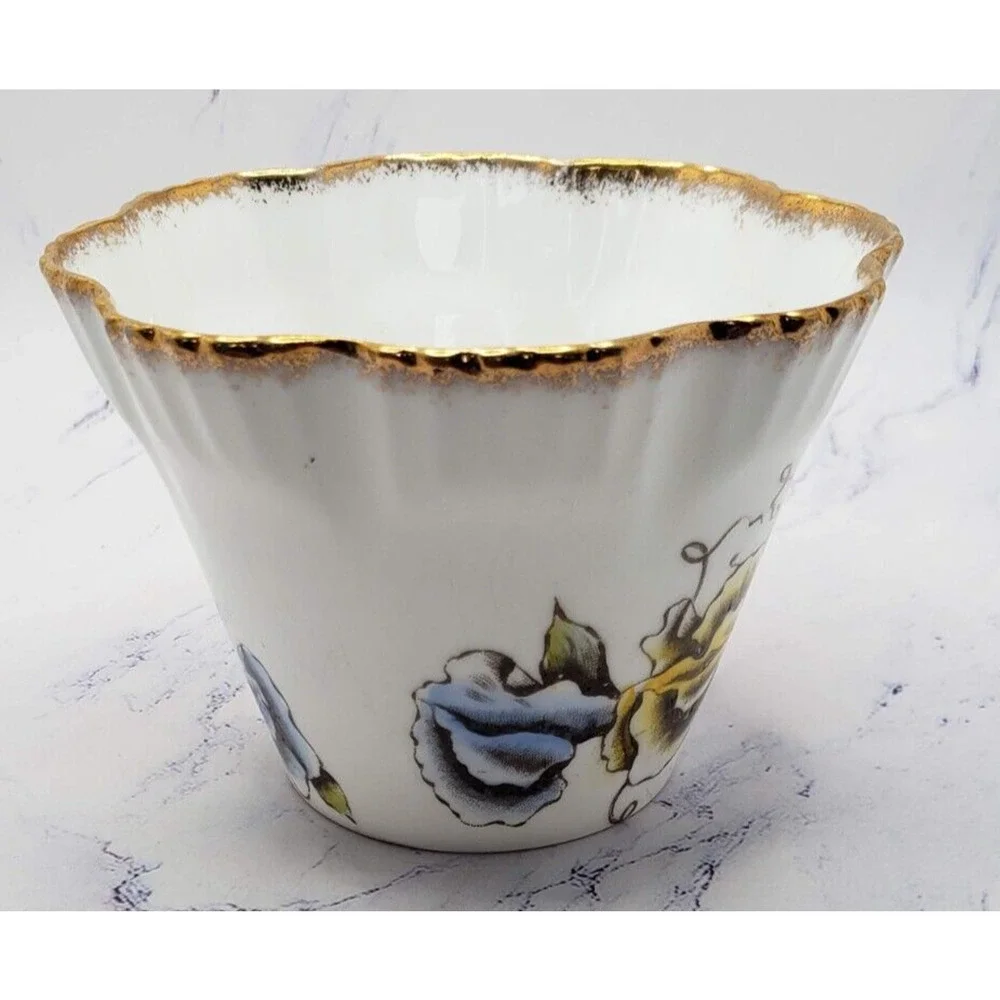 Salisbury Fine Bone China Sweet Pea Floral Pattern W/ Gold Trim Tea Cup & Saucer - Picture 10 of 14